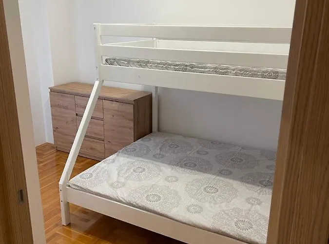 アパート 12 Jelena Anzujska ズラティボール