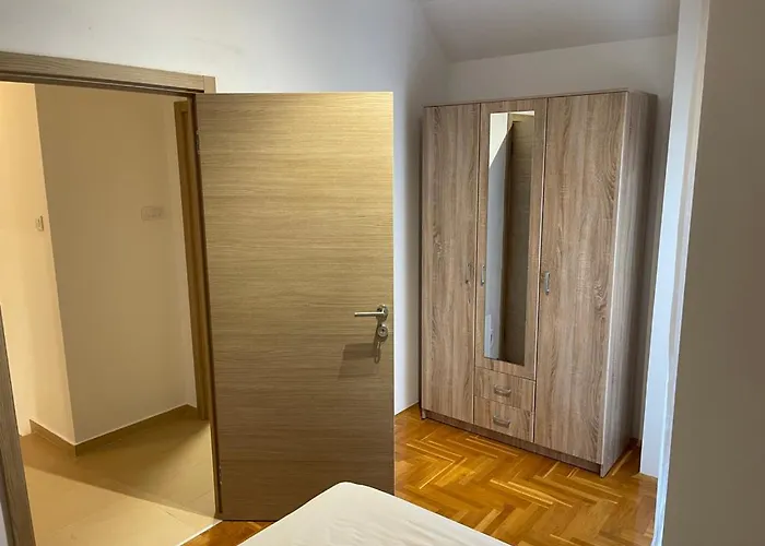 12 Jelena Anzujska Διαμέρισμα